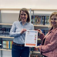 Urkundenübergabe in der Bibliothek – Stadtgymnasium wird Teil des sba-Verbunds
